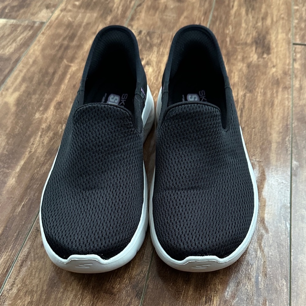 Skechers Womens Slip Ins l Black and White Hands Free Slip-On Loafers Size 8
